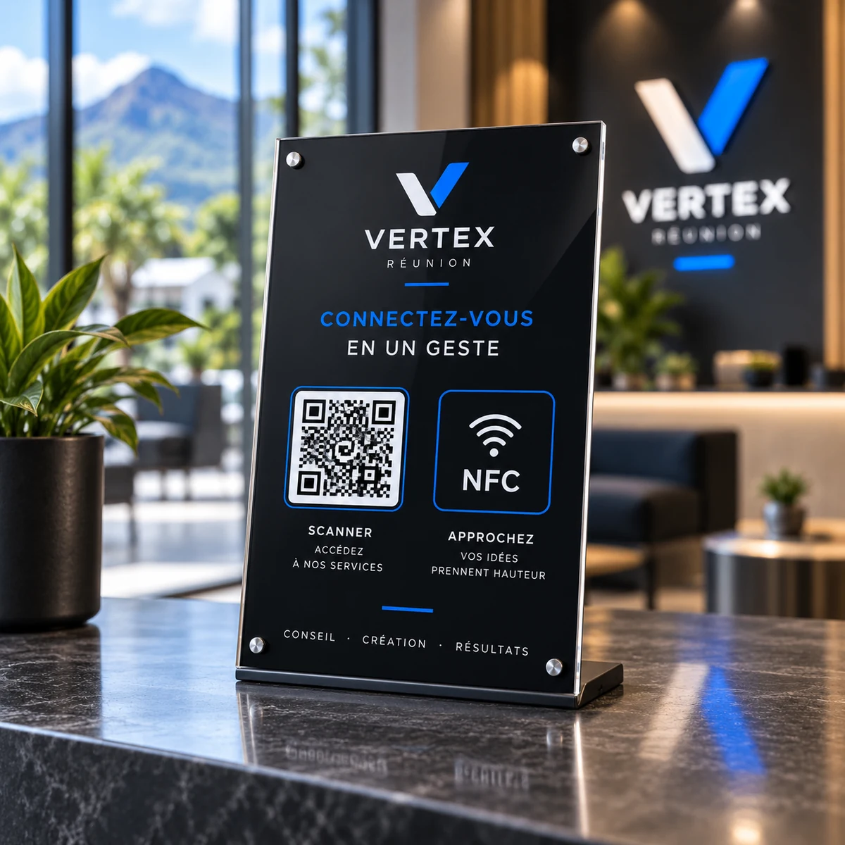 Totem QR Code et NFC VERTEX personnalisable posé sur un comptoir